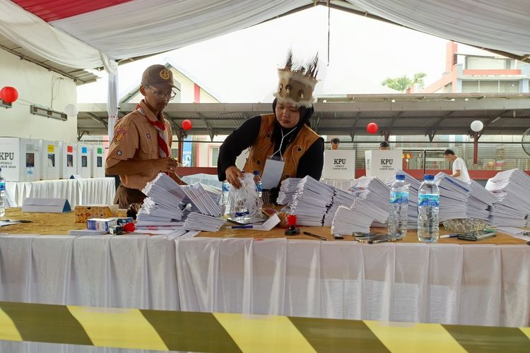Sejumlah petugas lapas menggunakan pakaian adat di TPS yang berada di Lapas Kelas II A Narkotika Kabupaten Bandung, Jawa Barat, pada Rabu (14/2/2024)
