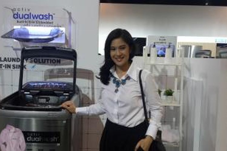 Brand Ambasador Samsung, Dian Sastro, saat berpose dengan mesin cuci terbaru bernama WA6700.