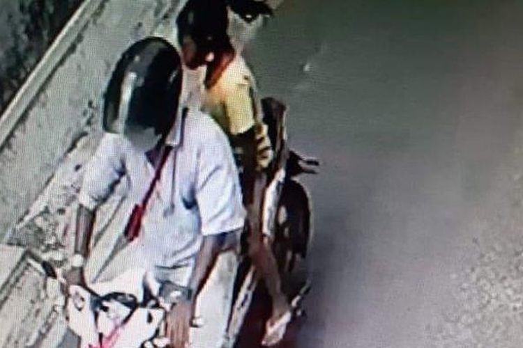 Pria diduga maling gas elpiji 3 kg yang bawa anak saat terekam CCTV di Warung Tahu Tempe Bacem Mbah Topo (69) di lingkungan RT 04 RW 03, Kelurahan Purwodiningratan, Kecamatan Jebres, Kota Solo. (TribunSolo.com/@infocegatansolo)