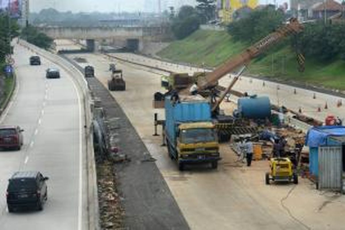 Sejumlah peralatan berat disiapkan untuk pembangunan jalan tol Cinere-Jagorawi (Cijago) tahap II sepanjang 6,5 kilometer