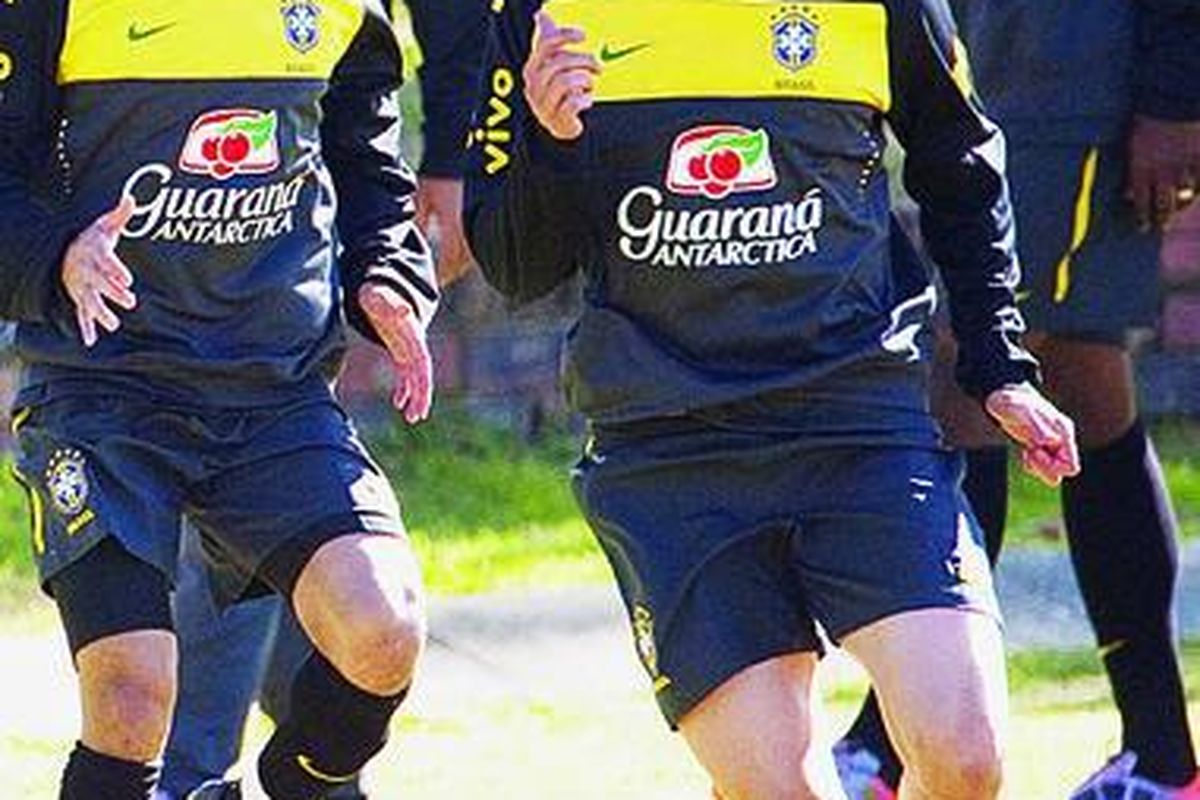 Striker tim nasional Brasil, Kaka (kanan), berlari menyusul rekan setimnya pada sesi latihan di Johannesburg, Afrika Selatan, Sabtu (29/5).