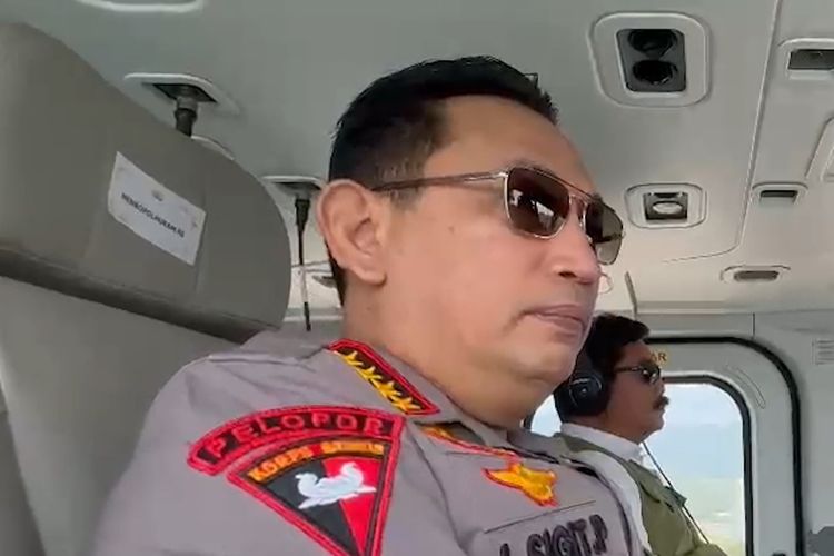 Kepala Kepolisian Negara Republik Indonesia (Kapolri) Jenderal Listyo Sigit Prabowo bersama Menko Polhukam Marsekal TNI (Purn) Hadi Tjahjanto dalam helikopter ketika meninjau arus mudik Lebaran 2024.