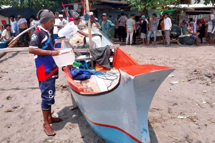 Proses evakuasi nelayan di Lombok Timur yang ditemukan meninggal dunia di atas perahu pada Kamis (3/1/2024), saat melaut.