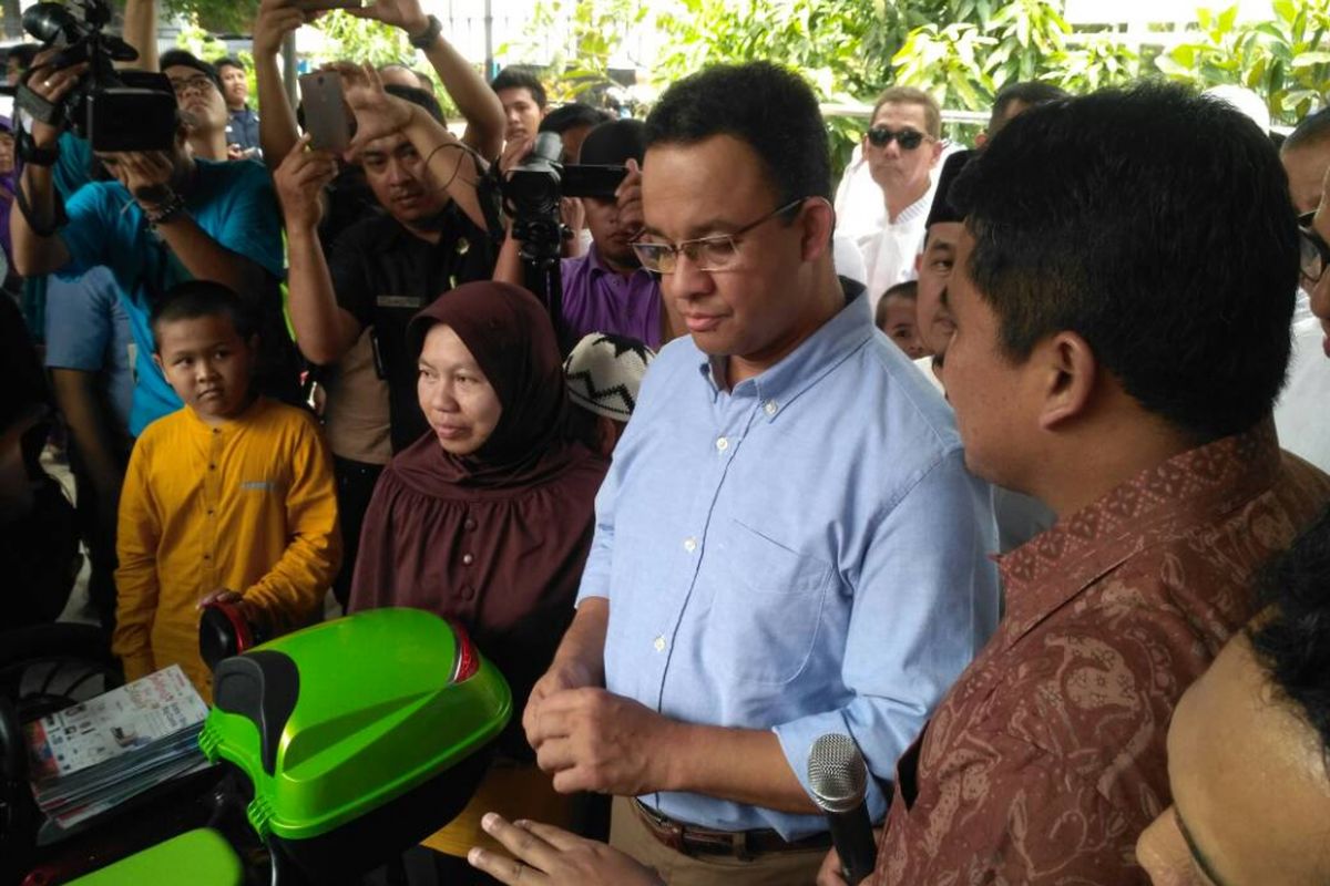 Gubernur DKI Jakarta terpilih Anies Baswedan saat menghadiri sebuah kegiatan Pondok Bambu Permai, Duren Sawit, Jakarta Timur, Sabtu (6/5/2017).