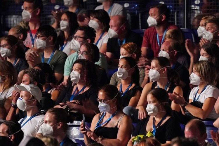 Para penonton menikmati konser sembari mengenakan masker. Konser tersebut merupakan bentuk penelitian yang dilakukan ilmuwan Jerman untuk mengetahui transmisi Covid-19 dalam kerumunan.