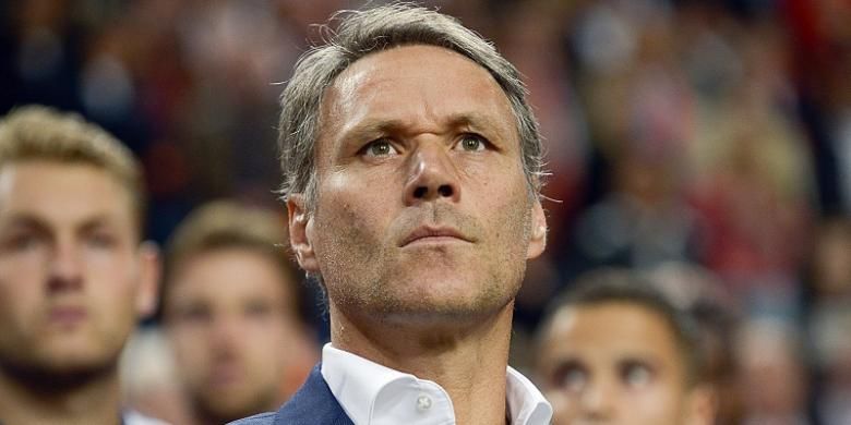 Legenda sepak bola Belanda, Marco van Basten, menyaksikan laga kualifikasi Piala Eropa 2016 antara Belanda dan Islandia di Stadion Arena, Amsterdam, 3 September 2015.