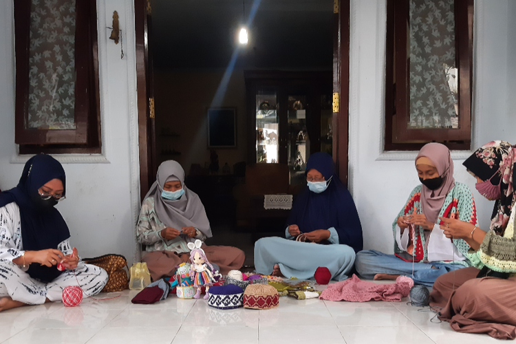 Kegiatan sore hari ibu rumah tangga di Lumajang dengan merajut kopyah, dan perlengkapan sholat lain, Kamis (14/4/2022)