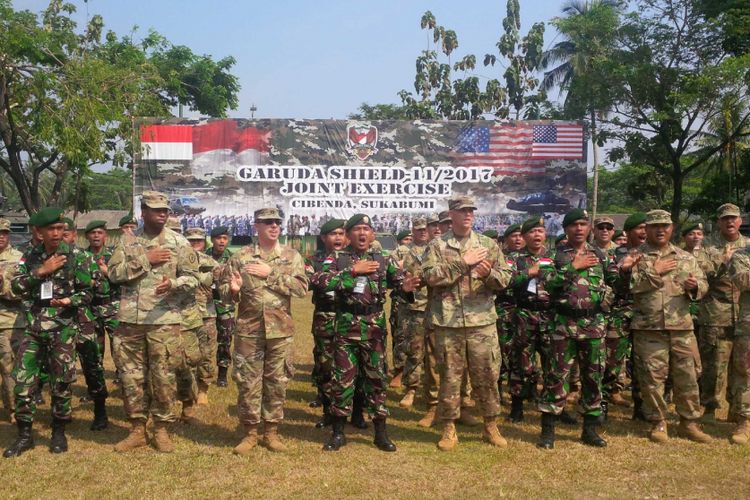 Pasukan TNI AD dan  US Army selesai upacara pembukaan latihan bersama di Lapang Yonif 310/KK Cikembar, Sukabumi, Jawa Barat, Senin (18/9/2017).