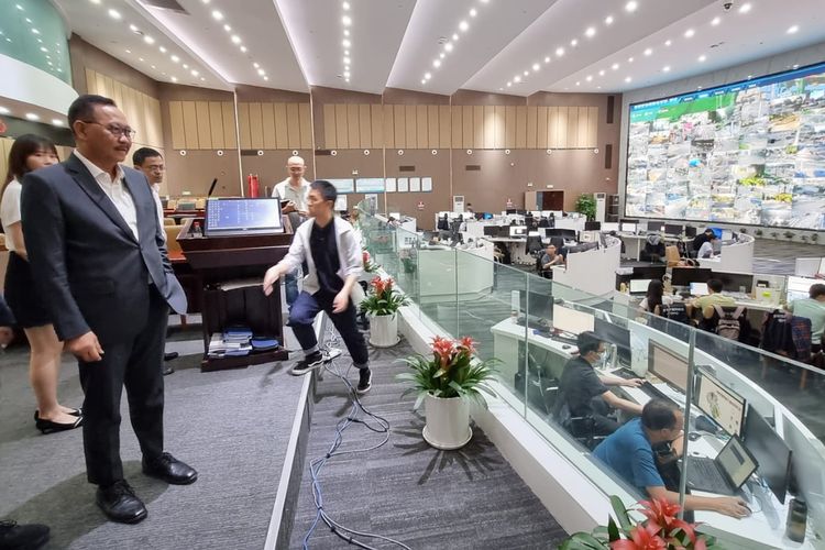 Kunjungan Kepala OIKN Bambang Susantono ke Longgang Command Center untuk menyaksikan implementasi beberapa teknologi terakhir terkait Smart City di Shenzhen, pada Jumat (28/7/2023).