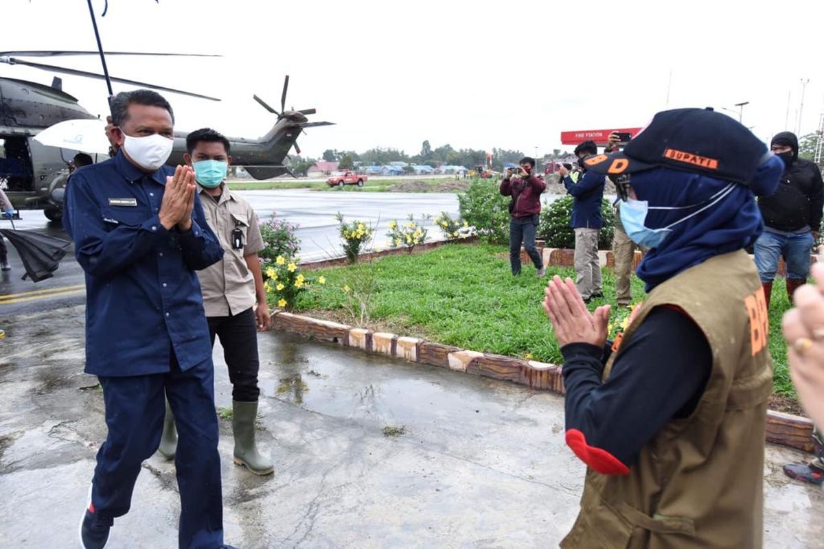 Gubernur Sulsel Nurdin Abdullah dan Bupati Luwu Utara Indah Putri Indriani saat meninjau lokasi terdampak banjir dan tempat pengungsian warga yang terdampak banjir bandang. 