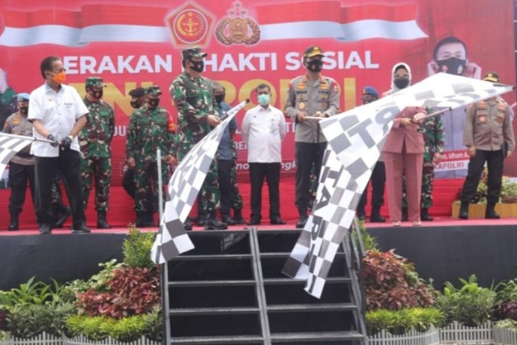 Panglima TNI Marsekal TNI Hadi Tjahjanto bersama Kapolri Jenderal Pol Idham Azis melepas bantuan sosial untuk masyarakat di Palu, Sulawesi Tengah pada Jumat (11/9/2020).