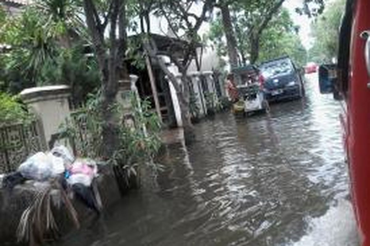 Ketinggian air di Jalan Dukuh sekitar 30 cm.