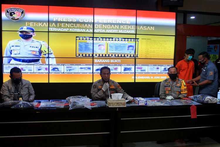 Kabid Humas Polda Sumsel Kombes Pol Supriadi bersama Kapolrestabes Palembang Kombes Pol Anom Stiyadji saat melakukan gelar perkara ungkap kasus penusukan Aipda AM (35), Selasa (16/6/2020).