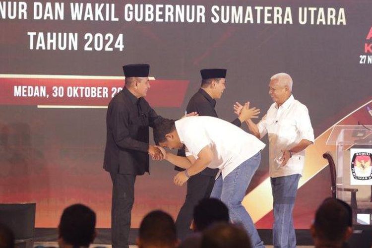 Calon gubernur Sumatera Utara, Bobby Nasution, sungkem kepada rivalnya dalam Pilkada Sumut 2024, Edy Rahmayadi. Momen tersebut terjadi usai debat perdana Pilkada Sumut 2024 di Medan, Rabu (30/10/2024).