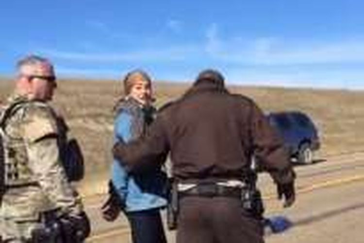 Aktris Shailene Woodley ditangkap saat berunjuk rasa di North Dakota, Senin (10/10/2016).