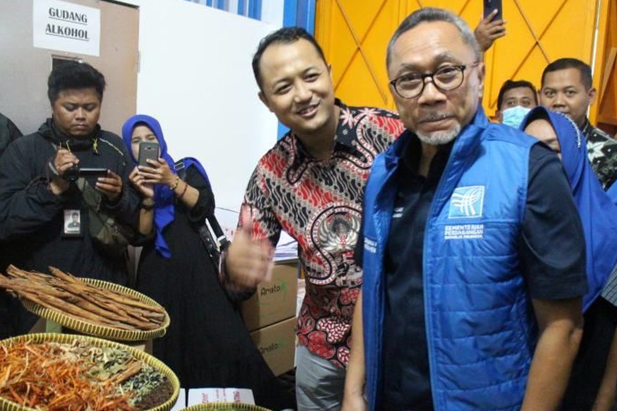 Menteri Perdagangan Zulkifli Hasan (kanan) saat meninjau pabrik Jamu herbal CV Sabdo Palon di Desa/Kecamatan Nguter Kabupaten Sukoharjo, Jumat (18/11/2022). 