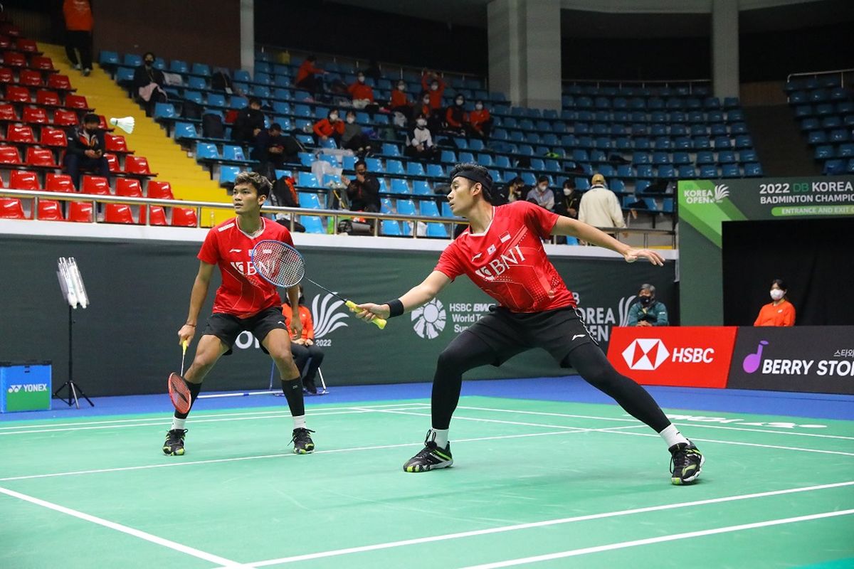 Ganda putra Indonesia, Muhammad Shohibul Fikri/Bagas Maulana, saat bertanding pada perempat final Korea Open di Palma Stadium, Jumat (8/4/2022). 