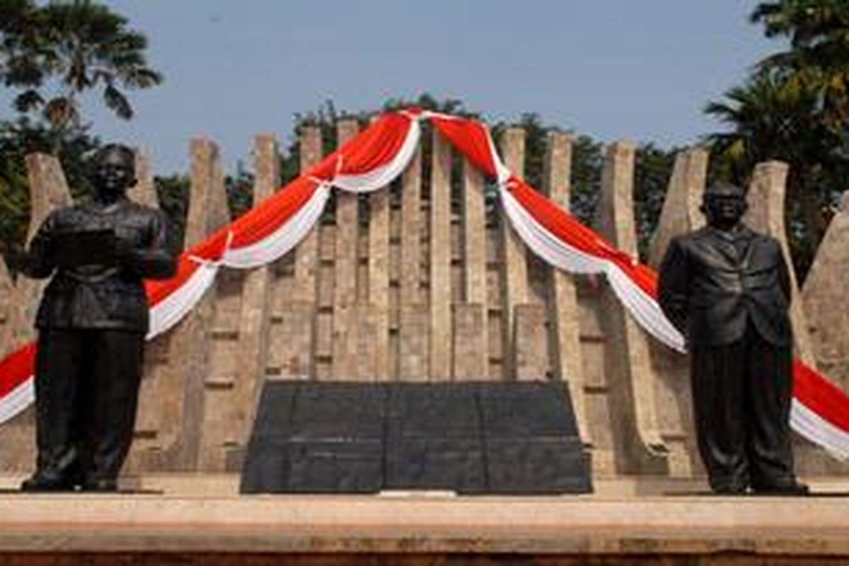  Patung Bung Karno dan Bung Hatta, dua orang Proklamator Kemerdekaan Republik Indonesia yang berada di Monumen Tugu Proklamasi di Jalan Proklamasi, Jakarta Pusat, Selasa (16/8/2011)  