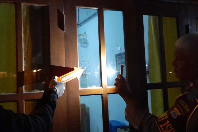 Polisi mengolah TKP korban teror penembakan di Pedukuhan V, Kalurahan Tayuban, Kapanewon Panjatan, Kabupaten Kulon Progo, Daerah Istimewa Yogyakarta.
