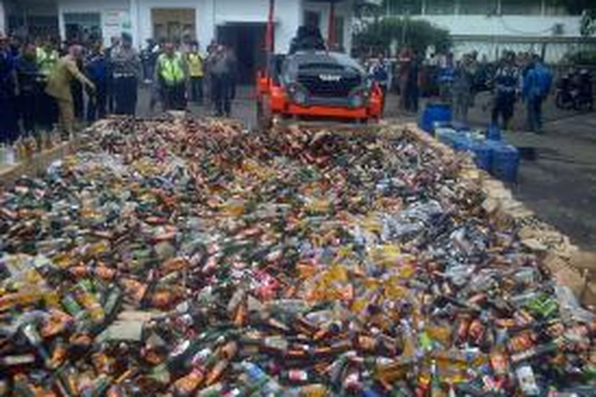 Sebanyak 10.971 botol minuman keras beralkohol berbagai merek serta 750 liter tuak produksi rumahan dimusnahkan oleh pihak Polrestabes Bandung dengan cara digilas menggunakan alat berat, Rabu (12/3/2014). 
