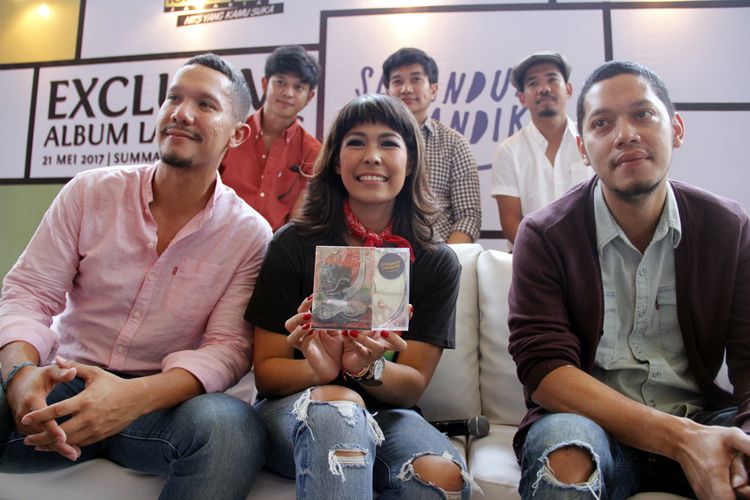 MALIQ & DEssentials merilis album Senandung Senandika dalam acara musik spesial bertajuk Traxkustik Pop Hari Ini Edisi Senandung Senandika yang diselenggarakan 101.4 Trax FM di Summarecon Mal Serpong, Tangerang Selatan, Minggu (21/5/2017).