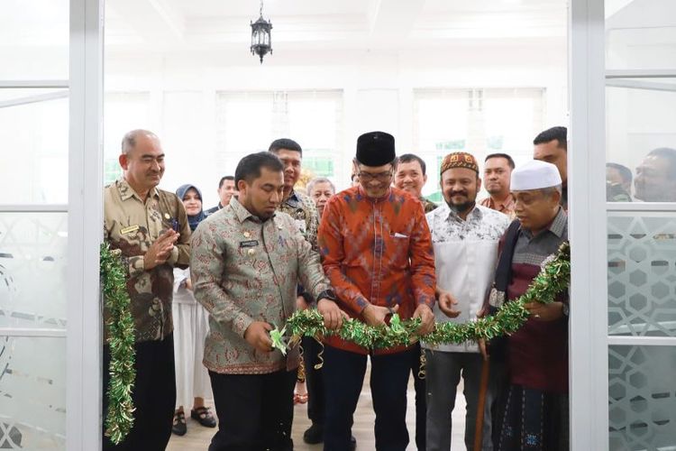 Plt Direktur Utama Bank Aceh, Bob Rinaldi bersama Pj Bupati Aceh Besar, Muhammad Iswanto, didamping melakukan pemotongan pita pada peresmian Bank Aceh Capem Seulimum, Aceh Besar, Kamis (5/1/2023)