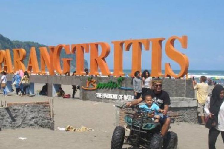 Wisatawan di Pantai Parangtritis, Kretek, Kabupaten Bantul, DI Yogyakarta.