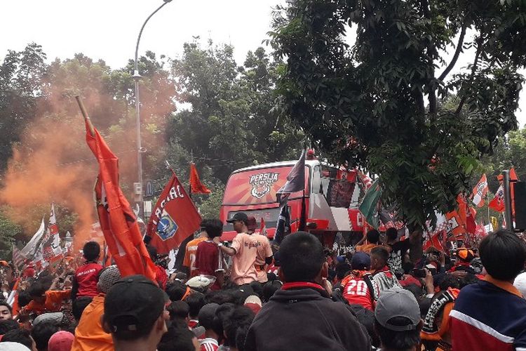 Suporter Persija atau The Jakmania memadati Balai Kota, Jakarta Pusat pada Sabtu (15/12/2018) untuk merayakan kemenangan Persija selama satu tahun.