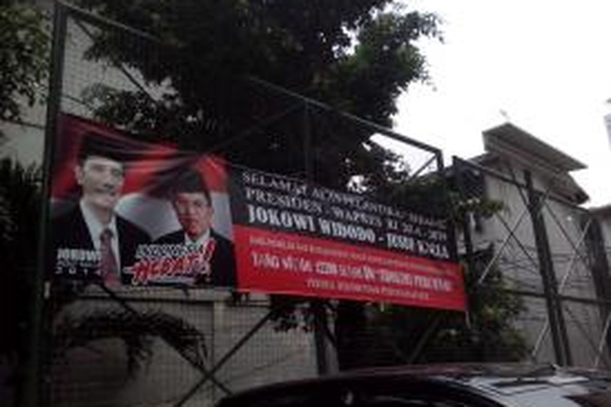 Spanduk permohonan kepada Jokowi-JK untuk selesaikan persoalan HGB rusun yang terpasang di bagian depan Rusun Kebon Kacang, Tanah Abang.