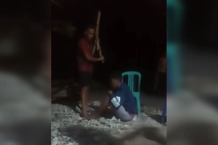 Video yang memperlihatkan seorang oknum TNI diduga melakukan aniaya terhadap seorang pemuda dengan kayu balok viral di media sosial, Senin (27/3/2023).
