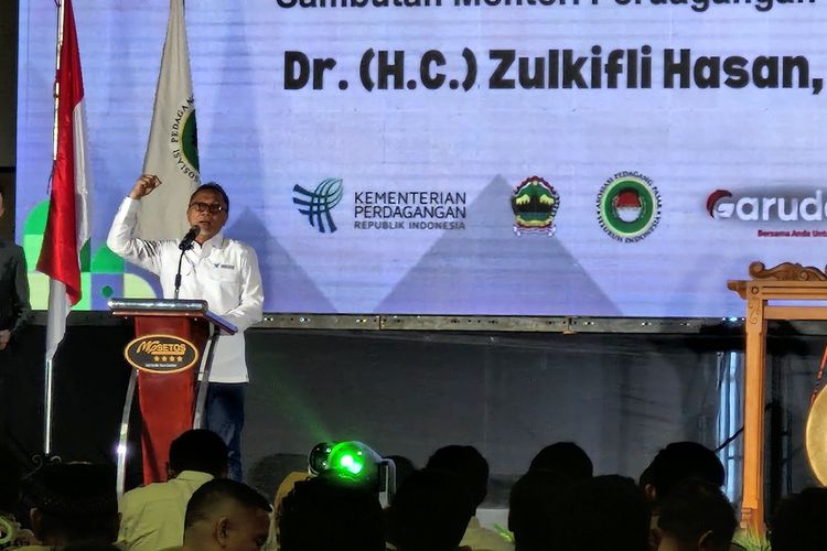 Menteri Perdagangan Zulkifli Hasan menghadiri Rakernas Asosiasi Pedagang Pasar Seluruh Indonesia (APPSI) di Hotel MG Setos, Kota Semarang, Selasa (19/12/2023).