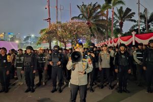 Polisi Bubarkan Paksa Massa Warga Pati dan Ojol yang Bertahan di Depan DPR hingga Malam