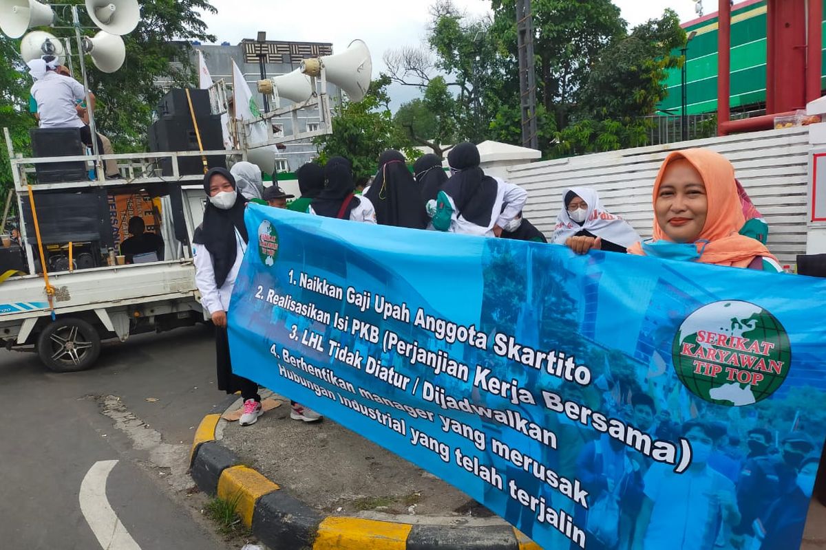 Para karyawan Tip Top yang tergabung dalam Serikat Pekerja Tip Top (SKARTITO) berunjuk rasa di Tip Top Supermarket Pondok Bambu, Jakarta Timur, menuntut kenaikan upah dan kebijakan lembur, Rabu (25/5/2022).