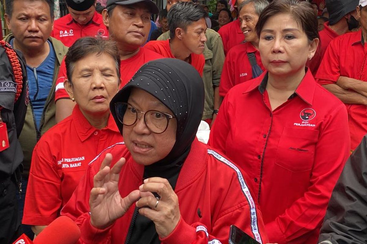 Mensos Tri Rismaharini di Tambora, Jakarta Barat, Rabu (10/1/2024). 