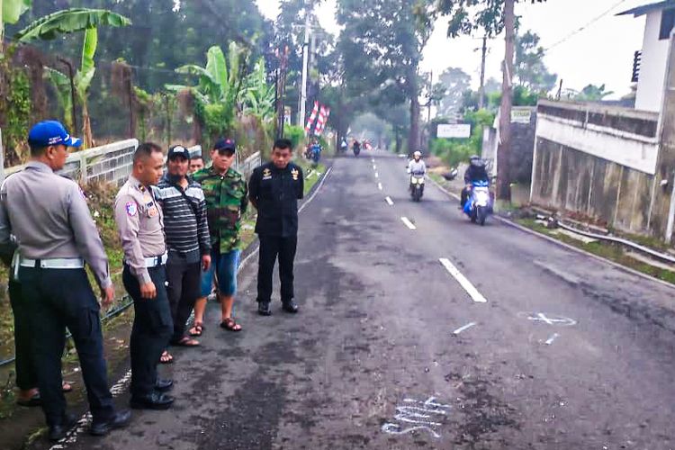 Polisi melakukan olah TKP di lokasi kecelakaan maut yang menewaskan pelajar di Jalan Kolonel Masturi, Kabupaten Bandung Barat (KBB), Jawa Barat, Senin (25/8/2026).