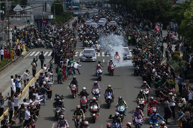 Sebanyak 20 pebalap MotoGP turut serta dalam parade MotoGP di Jakarta, Rabu (16/3/2022). Parade dari depan Istana Merdeka menuju Bundaran Hotel Indonesia, Jakarta Pusat ini sebagai rangkaian acara sebelum memulai balapan di Sirkuit Mandalika, Lombok, Nusa Tenggara Barat, Minggu (20/3/2022).