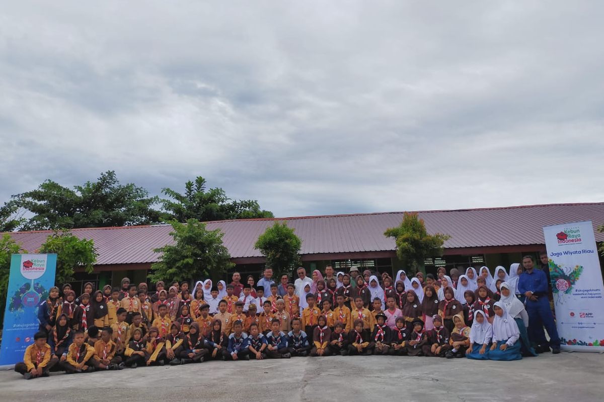 Siswa-siswi dari sembilan Sekolah Dasar di Perawang, Siak, mengikuti Jaga Wiyata. Para siswa dikenalkan pada tanaman obat dan pencegahan kebakaran sejak dini agar peduli lingkungan.