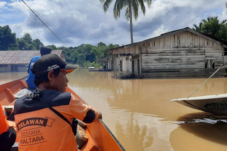 Petugas BPBD Nunukan Kaltara melakukan pemantauan dan evakuasi bagi para korban banjir Sembakung