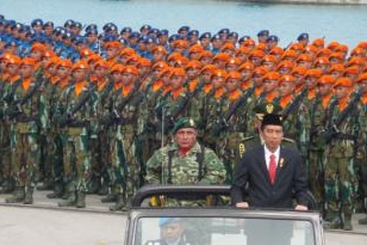 Presiden Joko Widodo saat melakukan pemeriksaan pasukan TNI dalam perayaan HUT ke-70 TNI di Cillegon, Banten, Senin (5/10/2015).