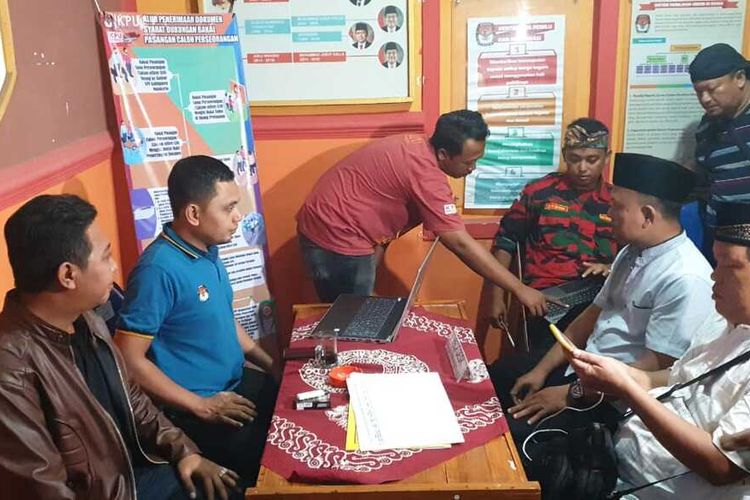 Bakal calon kepala daerah dari jalur independen, pasangan Subagya Martasentana-Abdi Subhan (baju putih dan berpeci), saat menyerahkan berkas syarat dukungan minimal kepada KPU Kabupaten Mojokerto, Jawa Timur, Minggu (23/2/2020) malam.