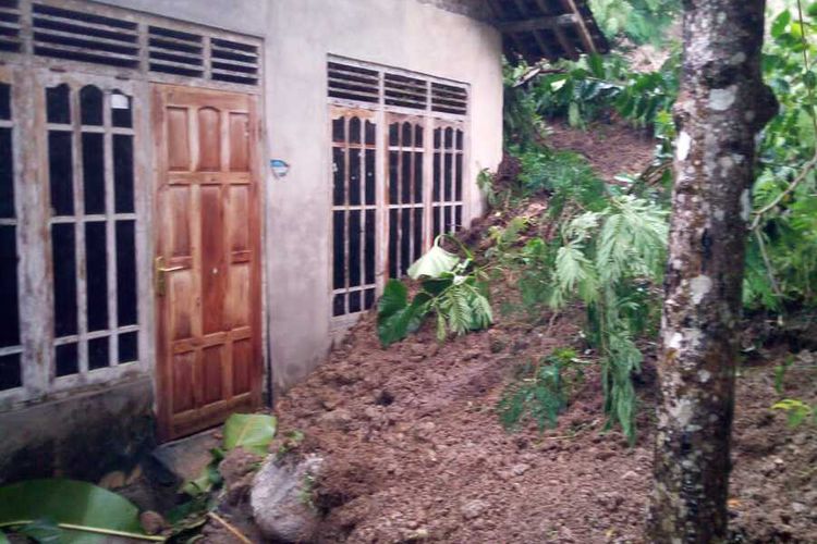 Satu rumah jebol dindingnya akibat tanah longsor di Pedukuhan (dusun) Maggermalang, Kalurahan Gerbosari, Kapanewon Samogaluh, Kabupaten Kulon Progo, Daerah Istimewa Yogyakarta.