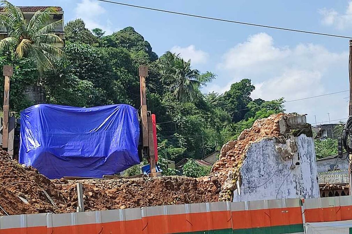 Kondisi crane yang terbalik di proyek rel ganda Bogor-Sukabumi ditutupi terpal biru, Senin (7/6/2021).