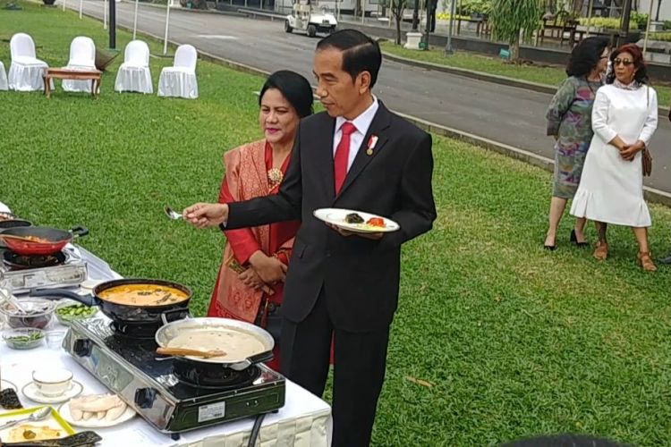 Presiden Joko Widodo mencicip ikan gabus sambal petai yang disajikan salah satu peserta lomba masak ikan di Istana Negara, Jakarta, Selasa (15/8/2017).