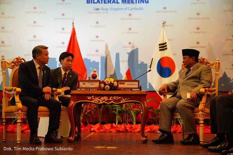 Menteri Pertahanan (Menhan) Prabowo Subianto saat melakukan pertemuan dengan Menhan Korsel Lee, Jong-Sup, di sela-sela pelaksanaan ASEAN Defence Ministers Meeting (ADMM) Plus 2022 di Siem Reap, Kamboja, Selasa (22/11/2022).