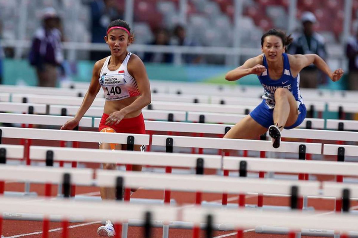 Atlet lari Taiwan Hsieh Hsi En (kanan) bertanding melawan pelari Indonesia Emilia Nova saat final lari gawang 100 meter putri pada 18th Asian Games Invitation Tournament di Stadion Utama Gelora Bung Karno, Senayan, Minggu (11/2/2018). Hsieh Hsi En meraih medali emas dengan catatan waktu 13.78 detik.