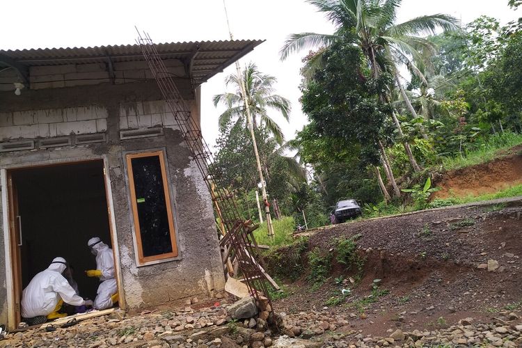 Sua petugas kesehatan berpakaian hazmat lengkap memeriksa pemudik asal Karangjaya, Kabupaten Tasikmalaya, yang memaksa pulang dan berniat akan berjalan kaki dari Jakarta ke Tasikmalaya, Minggu (10/5/2020).