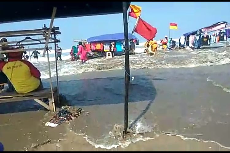 Gelombang pasang terjadi di Pantai Bagedur, Kabupaten Lebak, Banten, Selasa (11/6/2019)