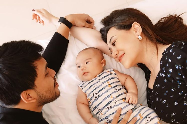 Baby Arash, putra Aaliyah Massaid dan Thariq Halilintar, kini berusia 3 bulan. Inilah potret kebersamaan mereka yang hangat dan menuai banyak pujian.