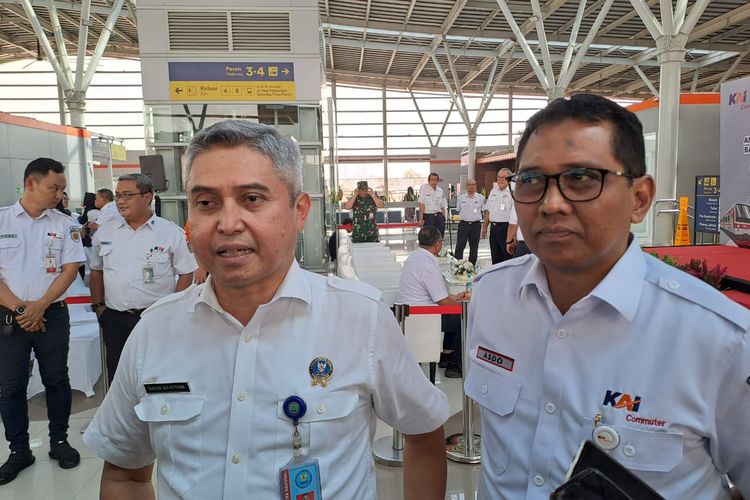 Direktur Utama PT Kereta Commuterline Indonesia (KCI), Asdo Artriviyanto dan Sekretaris Utama BNN Irjen Pol Tantan Sulistyana saat ditemui usai penandatanganan kerja sama dengan Badan Narkotika Nasional (BNN) di Stasiun Bekasi, Rabu (30/8/2023).