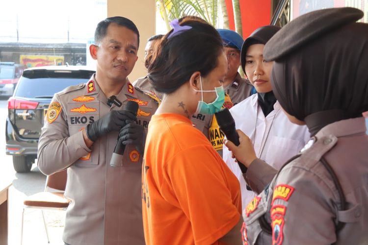Wanita berinisial HH (24) warga Kecamatan Purworejo, Jawa Tengah menjadi tersangka kasus penganiayaan terhadap anak angkatnya sendiri. 